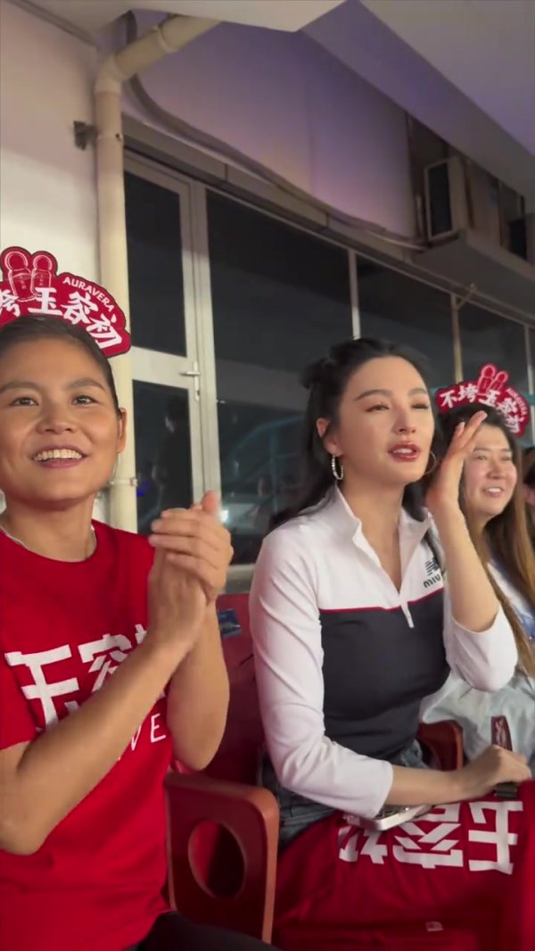 体验“苏超”，演员张雨绮现场为常州队加油恭维