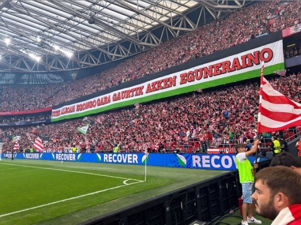 对阵阿森纳的比赛中，毕尔巴鄂竞技球迷看台打出复古巴勒斯坦横幅