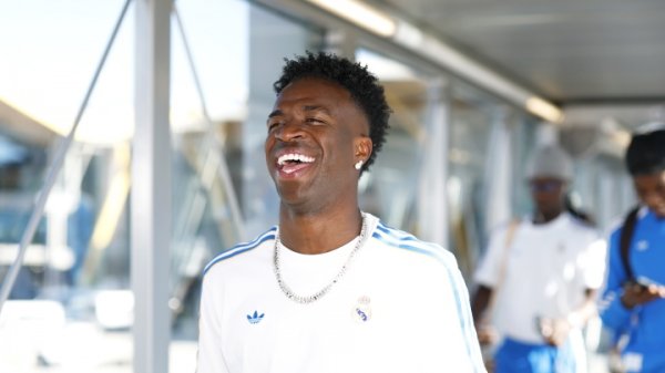 面容大好！皇马动身前去客场，维尼修斯灿烂笑脸防范