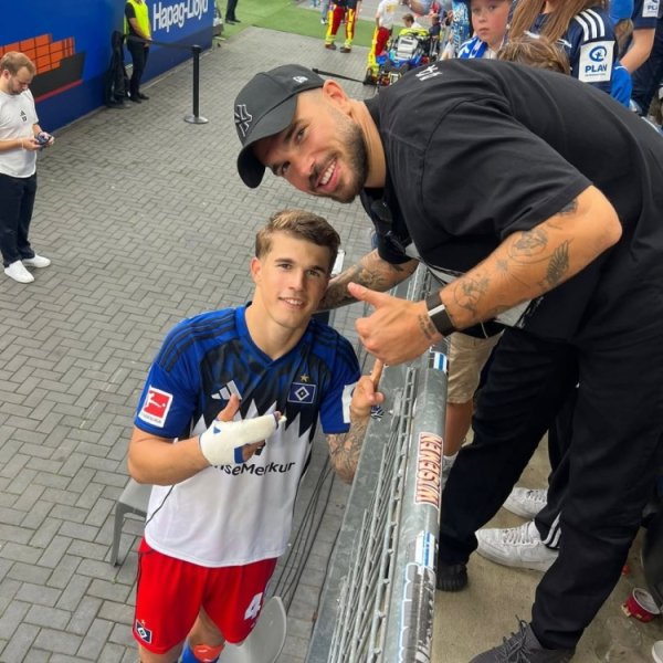 汉堡后卫武什科维奇失良机怒砸球门致手指骨折，随后攻入赛季首球