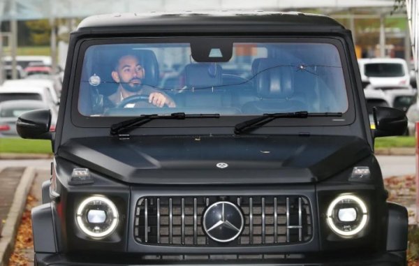 换车原理有了😏库尼亚20万镑大G挡风玻璃出现破绽，他周薪18万