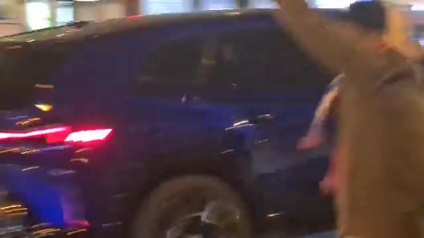 兴奋！赫伊森父子鸣笛与皇马球迷互动，庆祝国度德比取胜