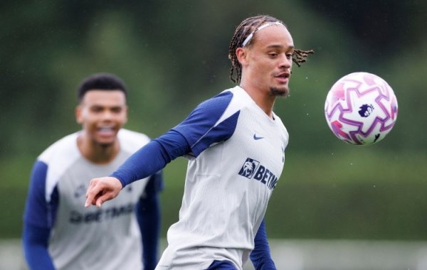 记者: 拜仁高层和孔帕尼今夏十分念念签西蒙斯, 但往来遭赫内斯否决