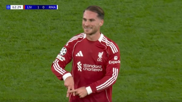 虾仁猪心😅麦卡进球说明灵验后，效法阿诺德庆祝并冲场边送飞吻