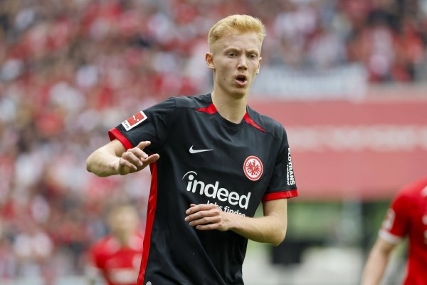 官方：雨果·拉尔森在瑞典队集训中受伤，提前复返法兰克福